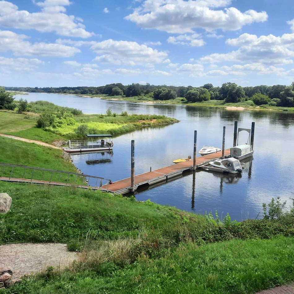 Boote am Steg auf Fluss